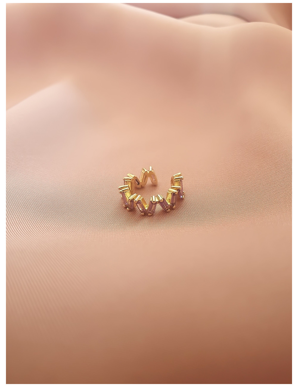 EAR CUFF COM PEDRAS LILÁS DOURADO