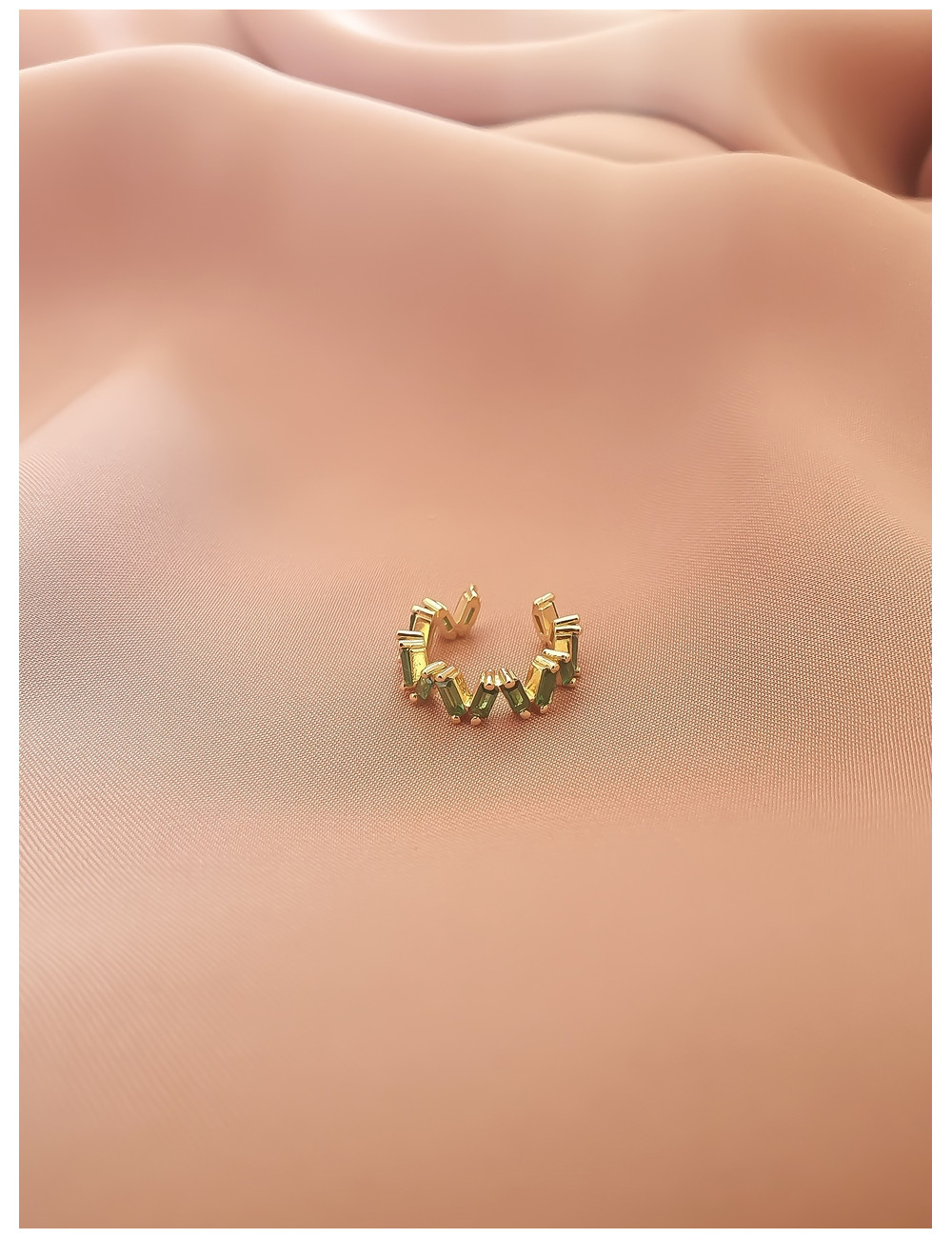 EAR CUFF COM PEDRAS VERDES DOURADO