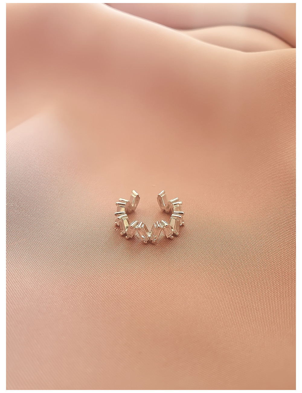 EAR CUFF COM PEDRAS BRANCAS