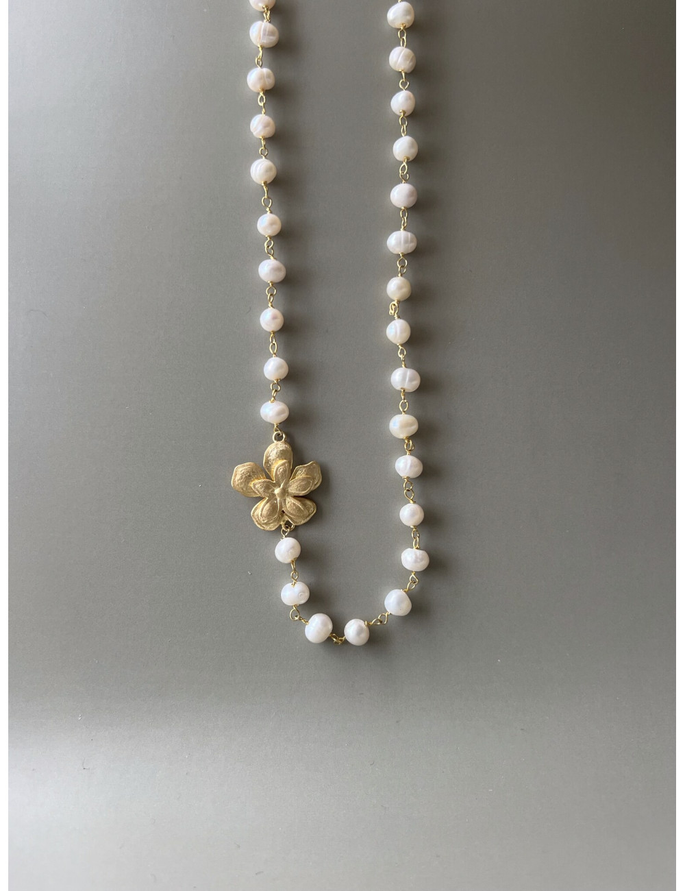 Colar Flor e Pérolas Prata Dourada