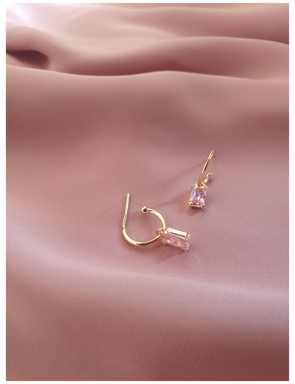 BRINCO PENDENTE ROSA EM PRATA DOURADA