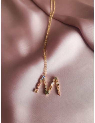 COLAR LETRA M CRAVADA COM PEDRAS