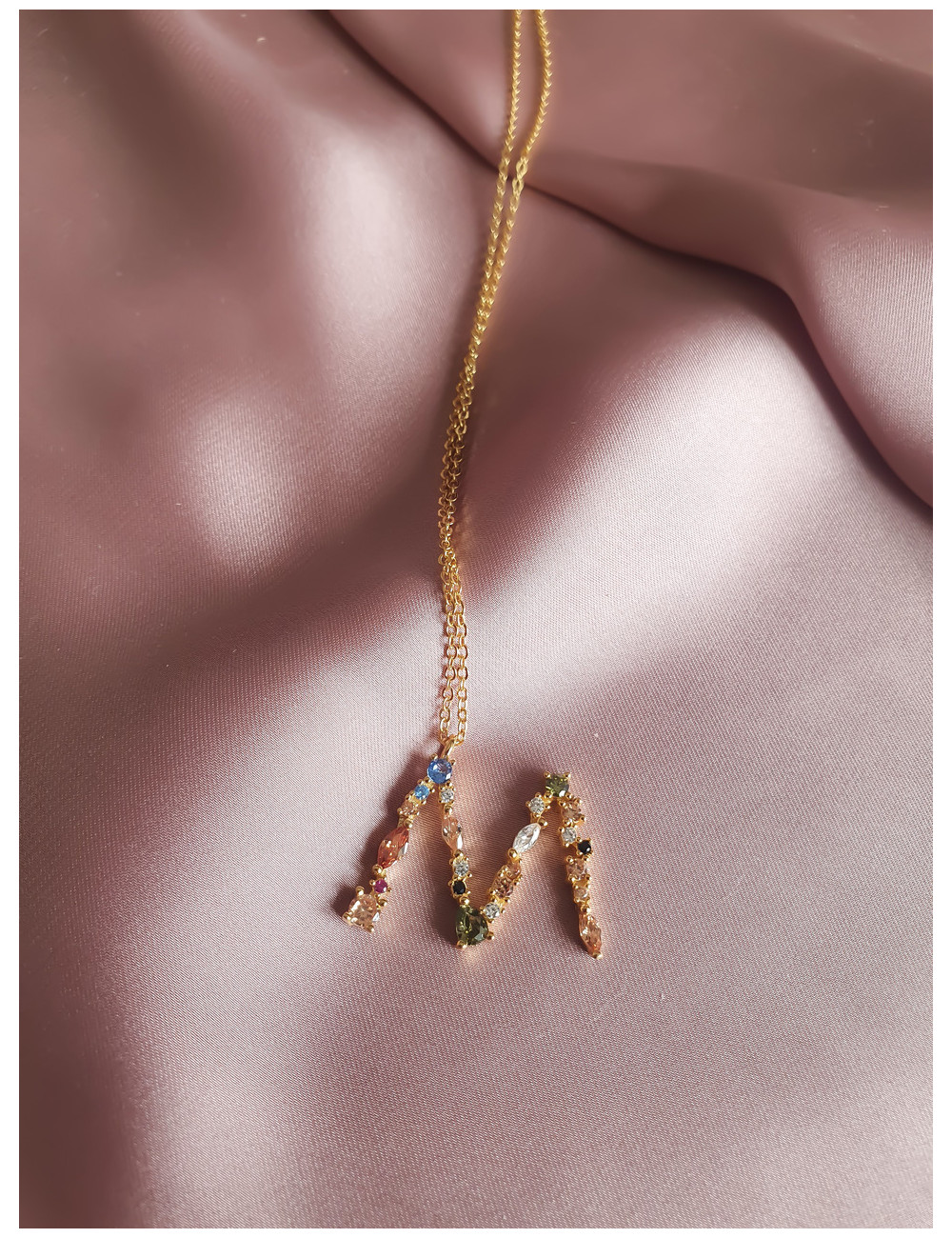 COLAR LETRA M CRAVADA COM PEDRAS