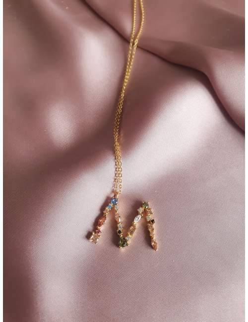 COLAR LETRA M CRAVADA COM PEDRAS