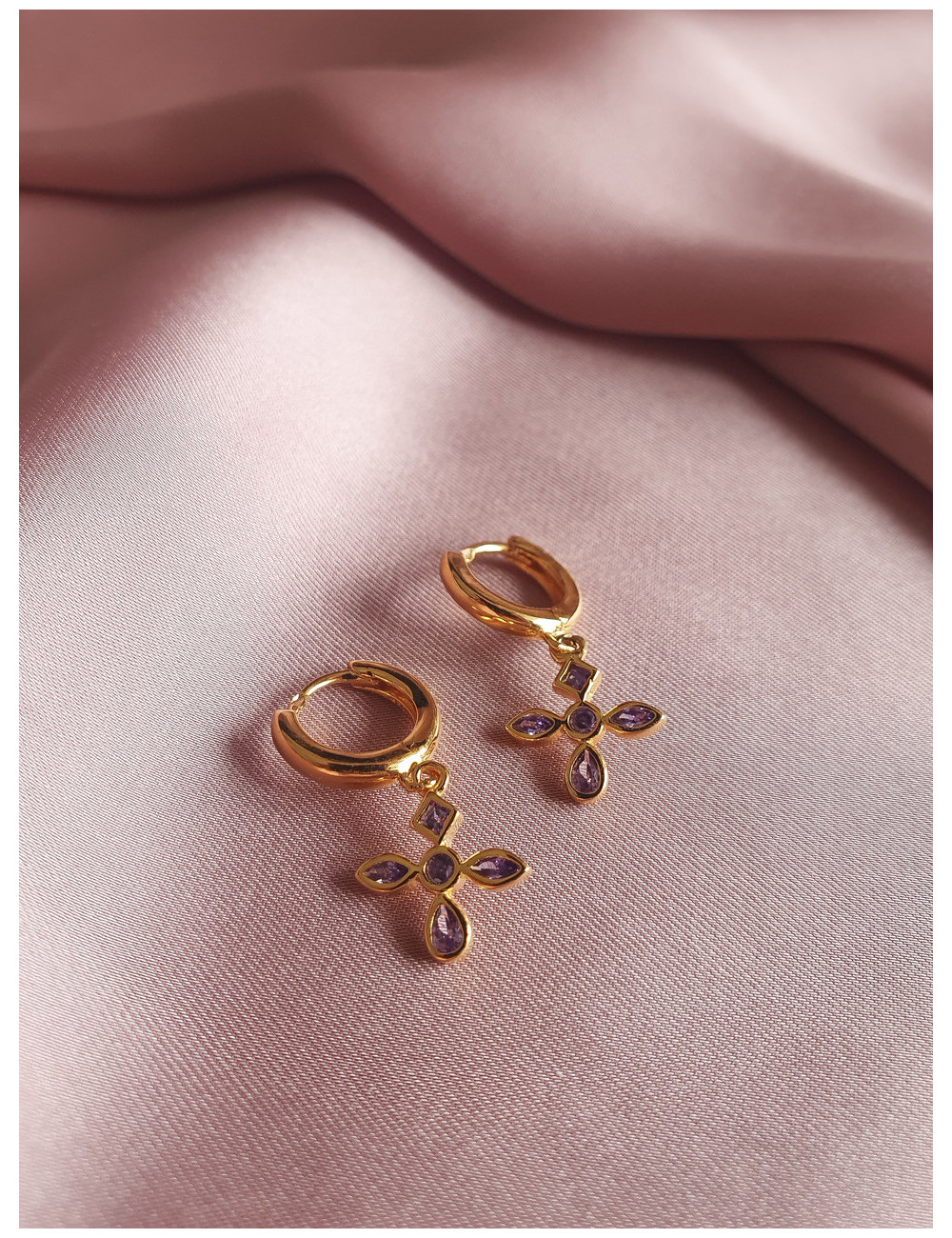 BRINCO PENDENTE FLOR LILÁS EM PRATA DOURADA