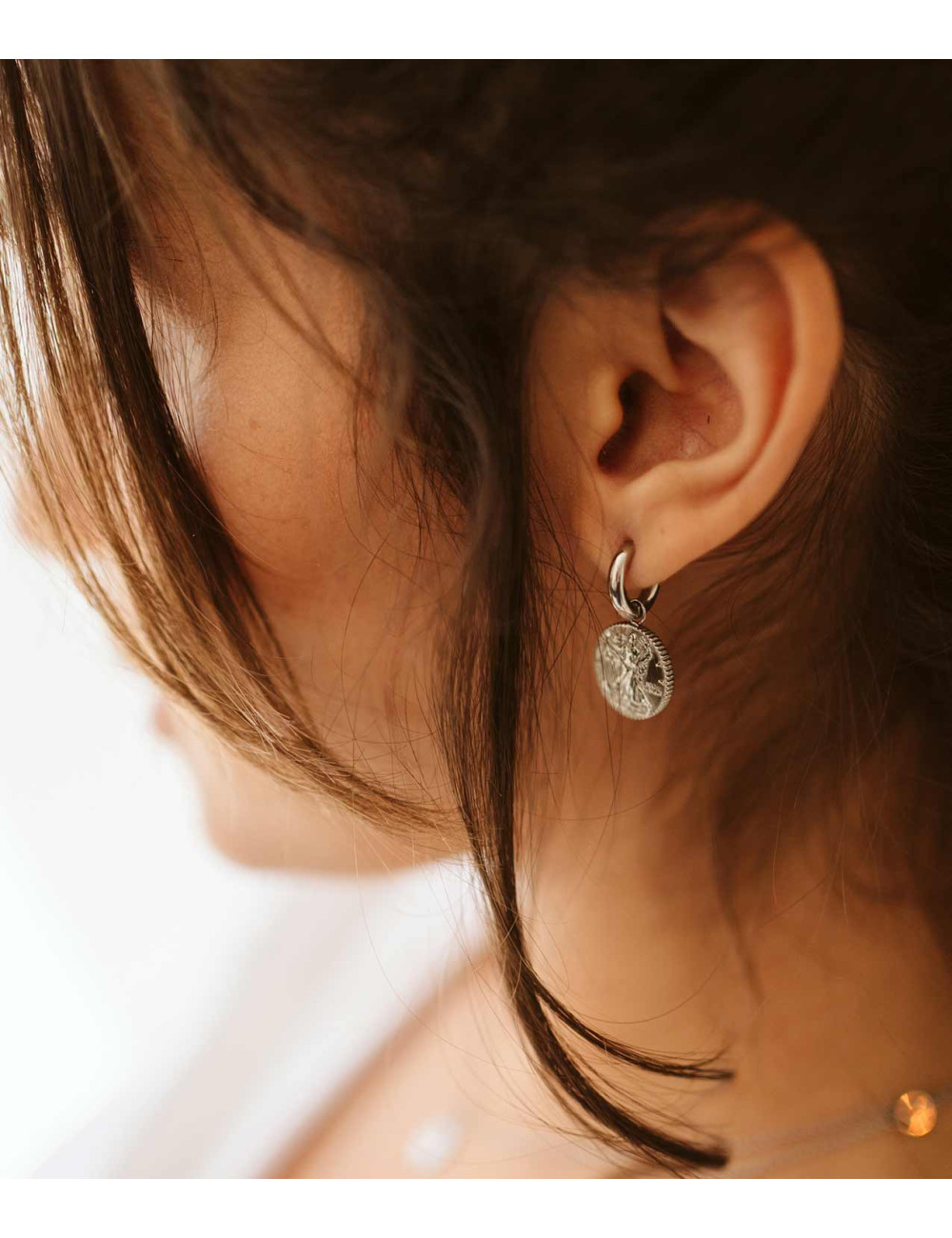 BRINCOS MEDALHA ANJEWELS X ANGIE PRATEADO