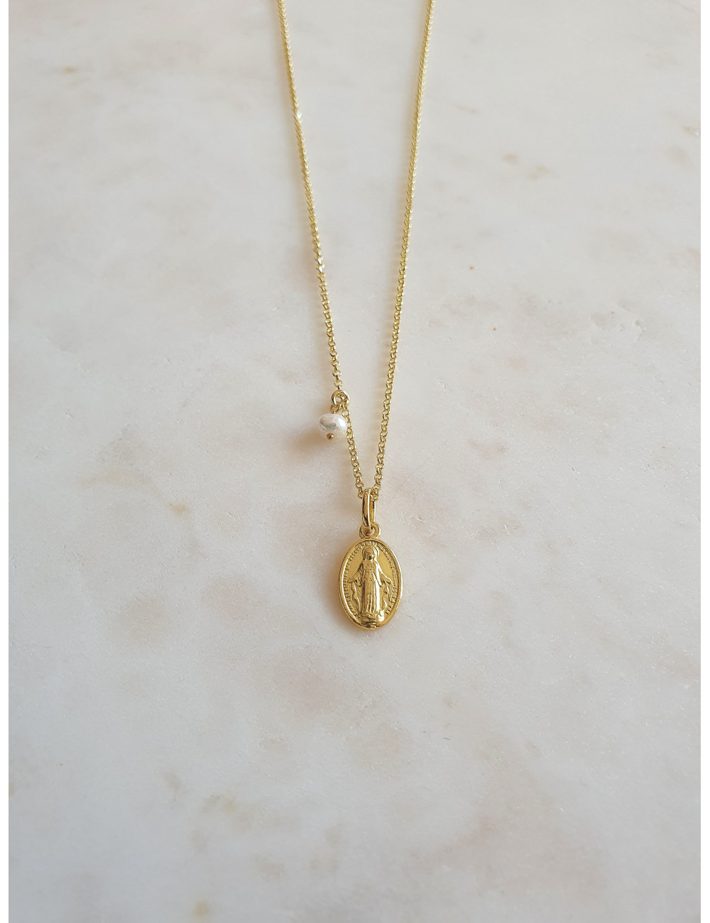 COLAR MILAGROSA E PÉROLA PRATA DOURADA