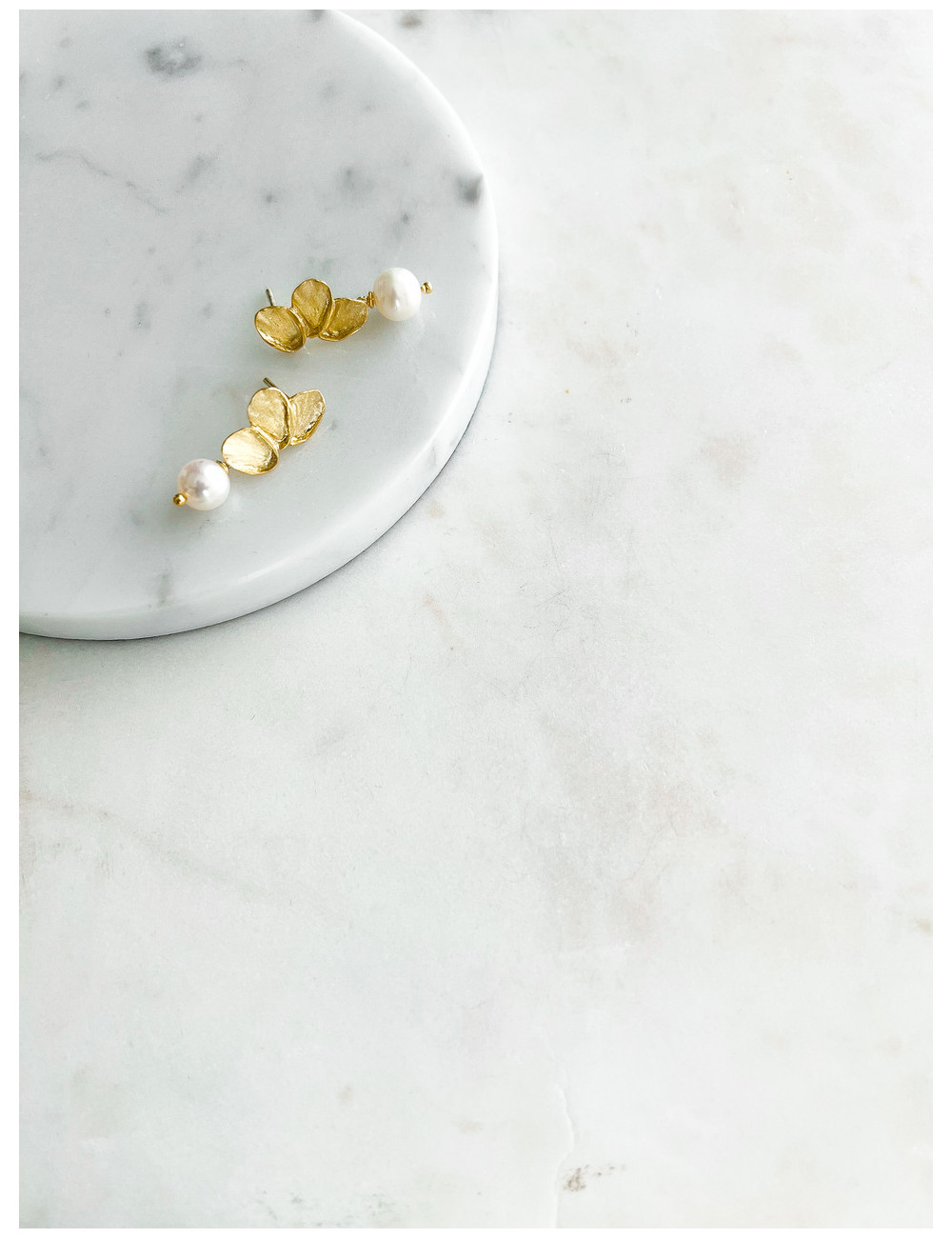 BRINCOS PÉTALAS E PÉROLA PRATA DOURADA