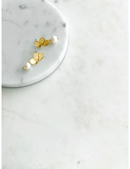 BRINCOS PÉTALAS E PÉROLA PRATA DOURADA