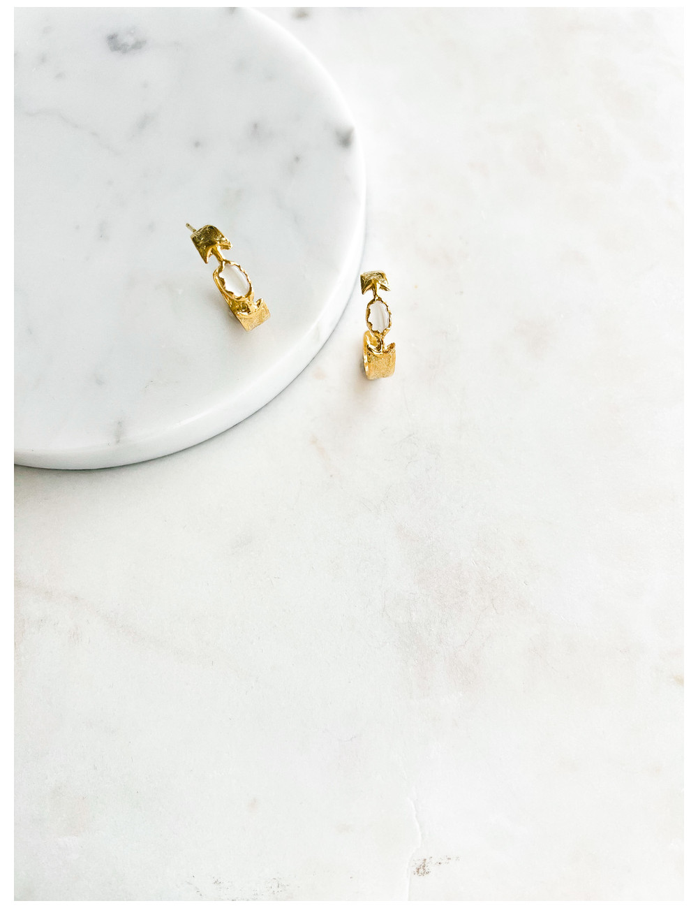 BRINCOS GIO PEDRA BRANCA PRATA DOURADA