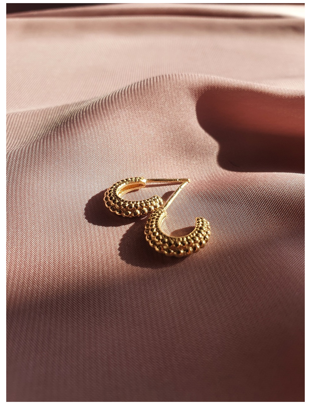 ARGOLAS PEQUENAS GRANITOS EM PRATA DOURADA