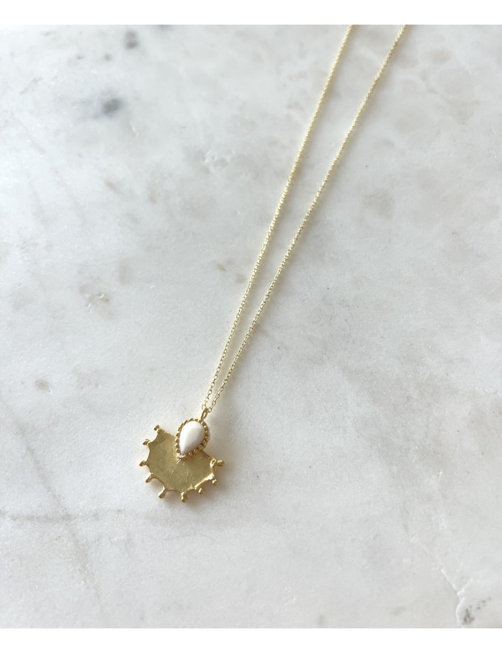 Colar Leque Branco Prata Dourada